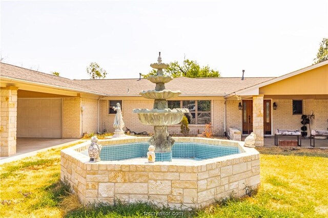 view of swimming pool featuring a yard