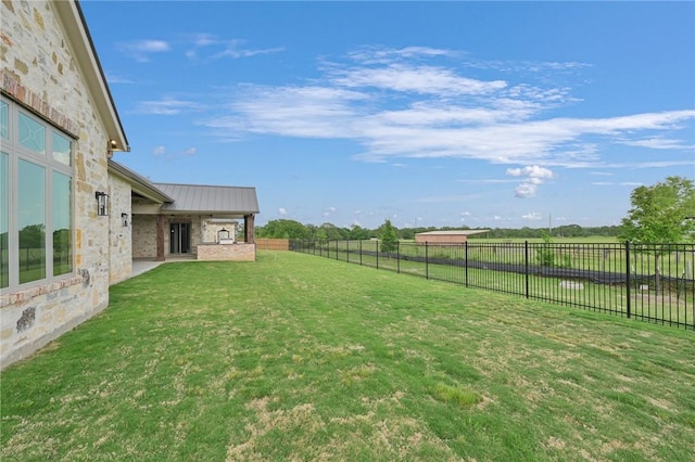 view of yard featuring a rural view