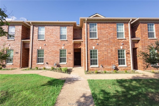 view of front of house featuring a front yard