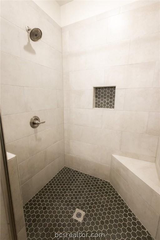 bathroom featuring a tile shower