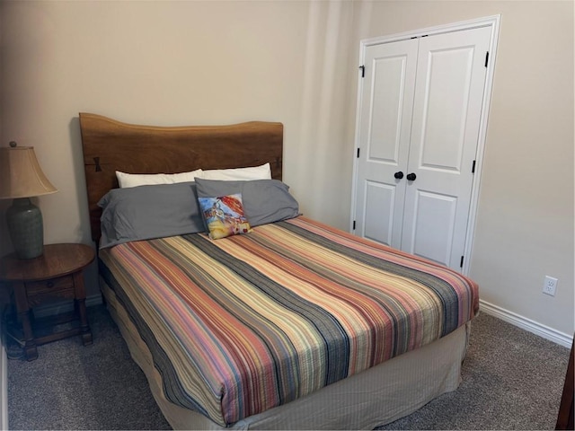 carpeted bedroom featuring baseboards and a closet