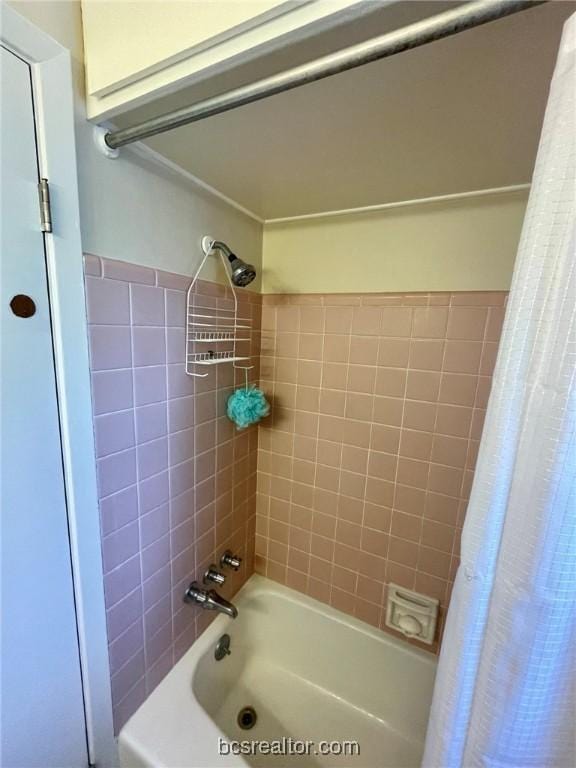 bathroom featuring shower / bath combo with shower curtain