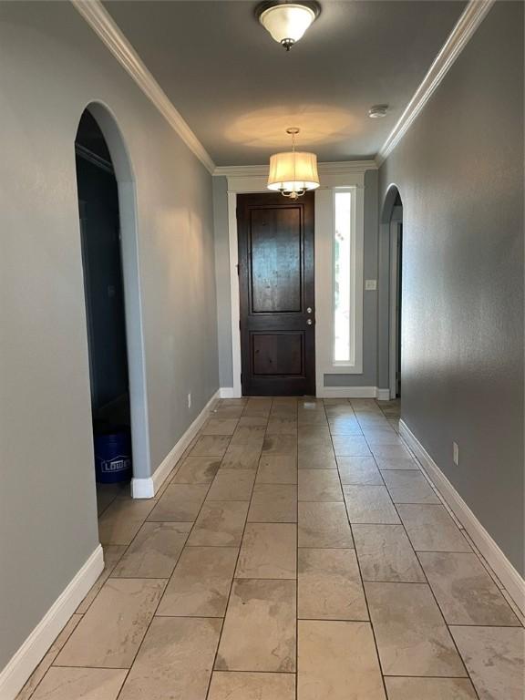 entryway featuring crown molding