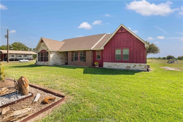 single story home with a front lawn