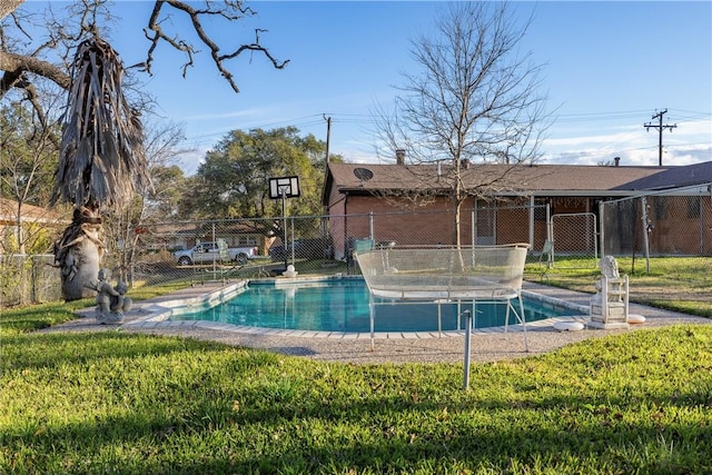 view of swimming pool featuring a yard