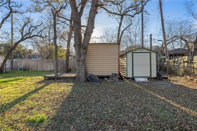 view of yard with a storage unit