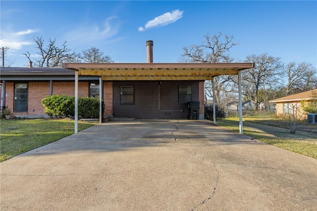 ranch-style home featuring a front lawn and a carport