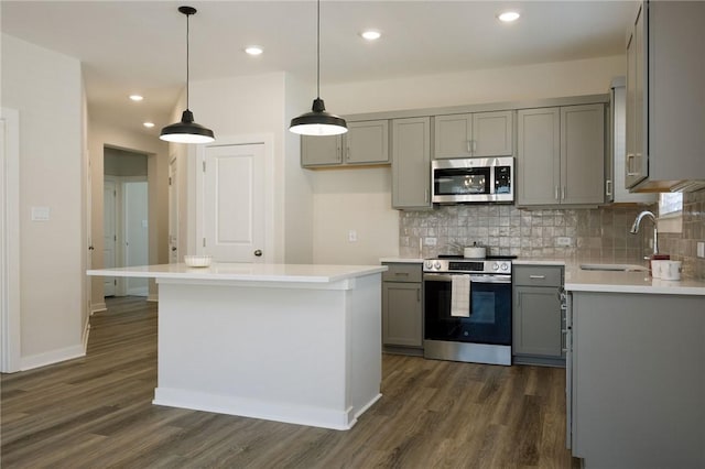 kitchen with stainless steel appliances, a center island, sink, and white cabinets