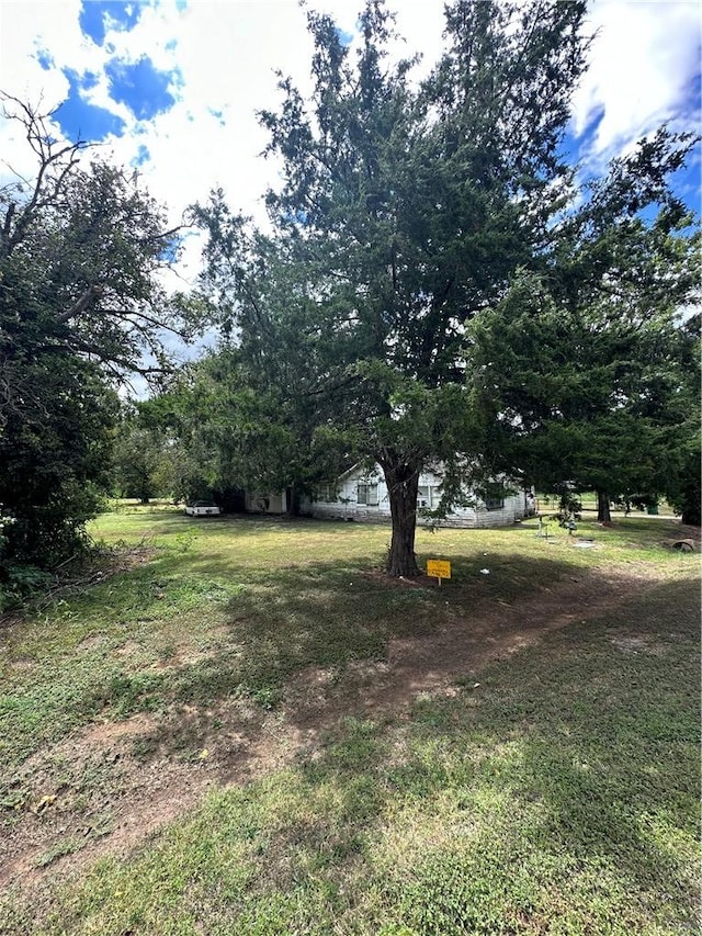 Listing photo 3 for 404 W Mitchell St, Calvert TX 77837