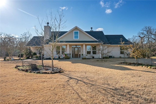 view of front of home featuring a front yard