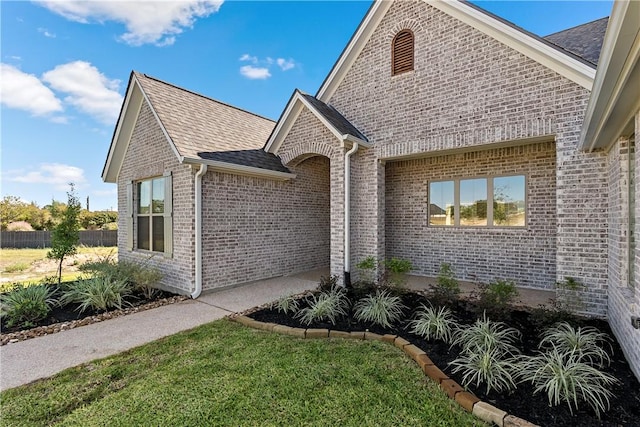 view of front of property with a front lawn