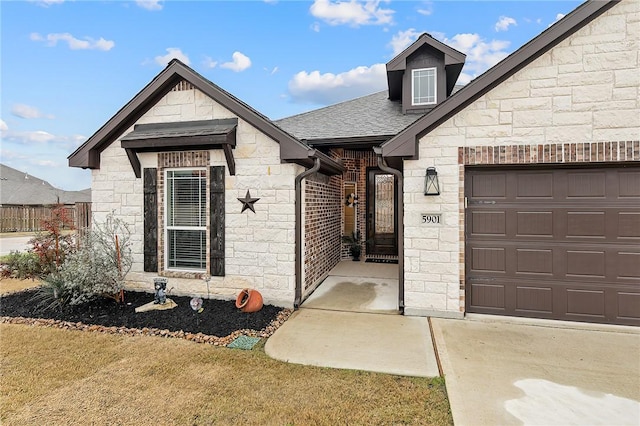 view of front facade featuring a garage and a front yard