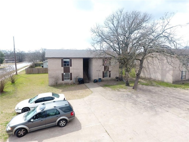 view of front of house with a front lawn