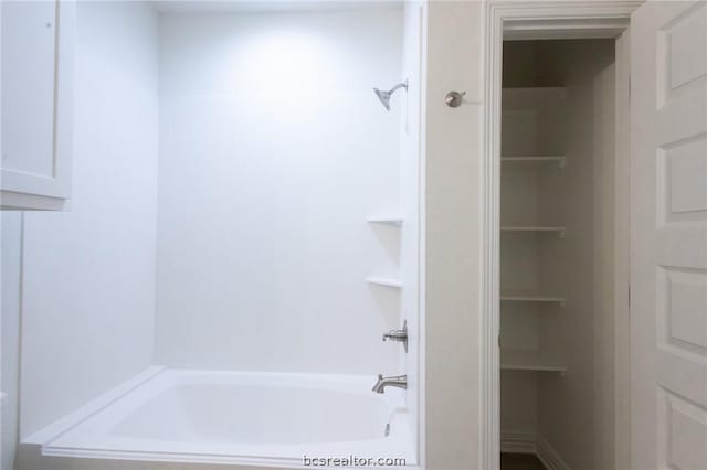 bathroom with washtub / shower combination