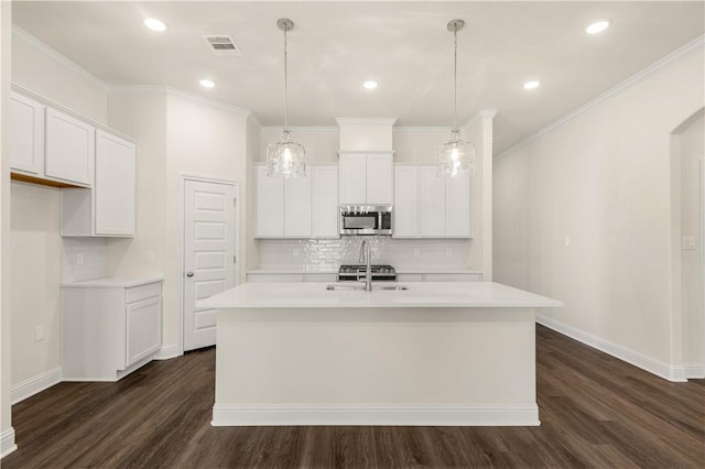 kitchen with a center island with sink, white cabinets, dark wood-type flooring, and tasteful backsplash