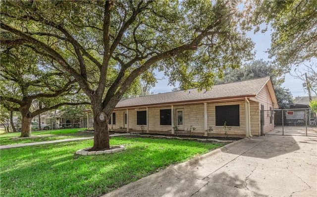 ranch-style home with a front lawn