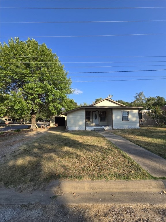 view of front of property featuring a front lawn