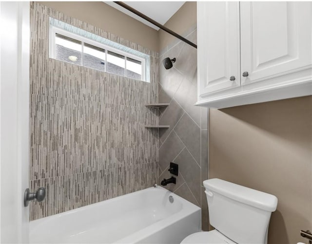 bathroom with toilet and tiled shower / bath