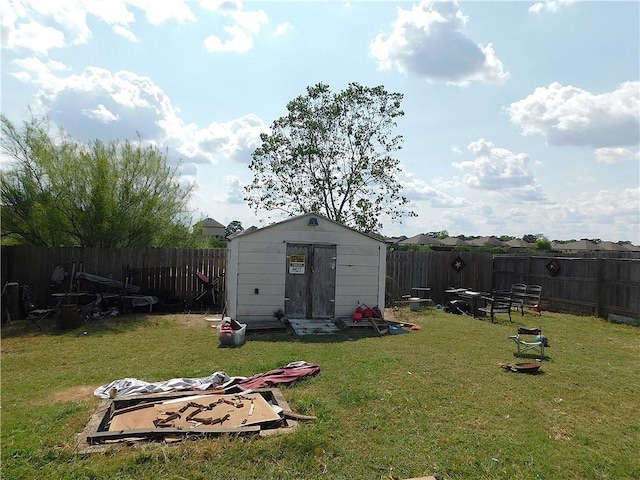 view of yard featuring a storage shed