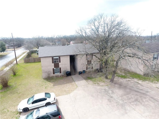 view of front of property featuring a front yard