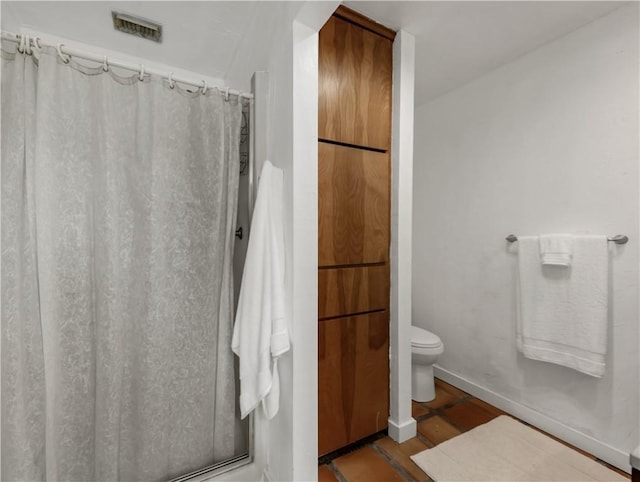 bathroom with toilet and a shower with shower curtain