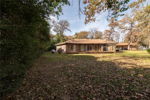 back of house featuring a lawn