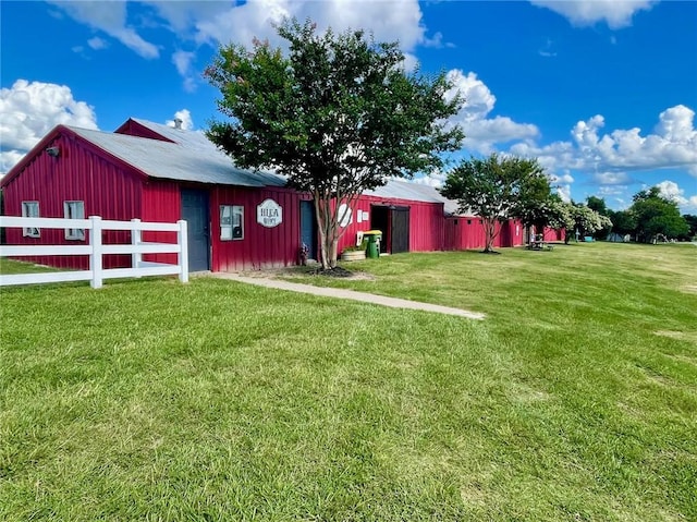 view of yard featuring an outbuilding