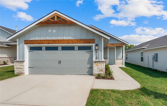 view of front facade with a garage and a front yard