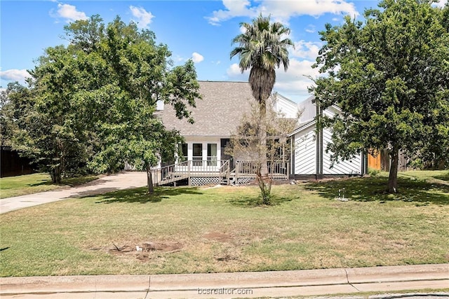 view of front of home featuring a wooden deck and a front lawn