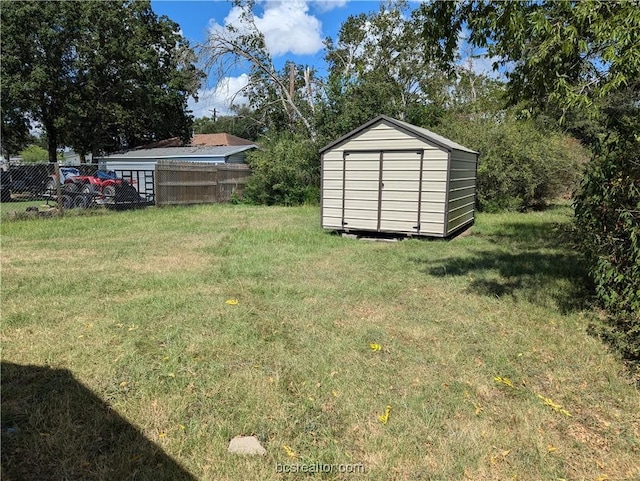 view of yard featuring a storage unit