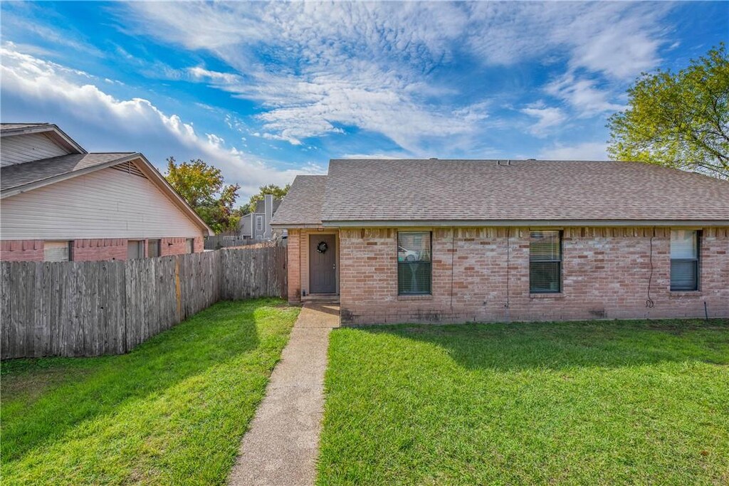 view of front of home featuring a front lawn