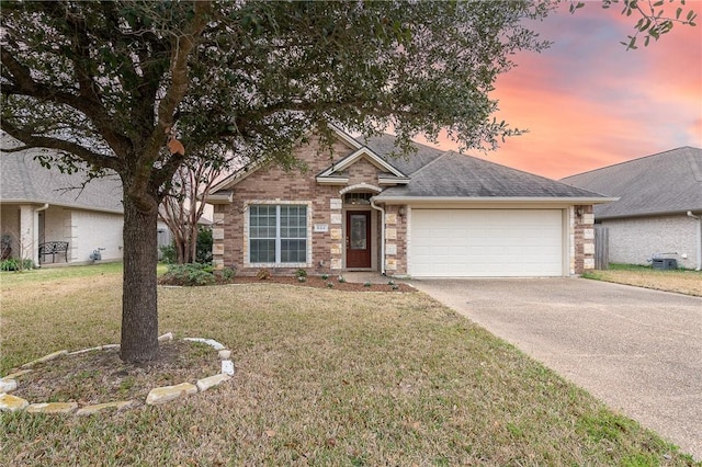 view of front facade featuring a yard and a garage