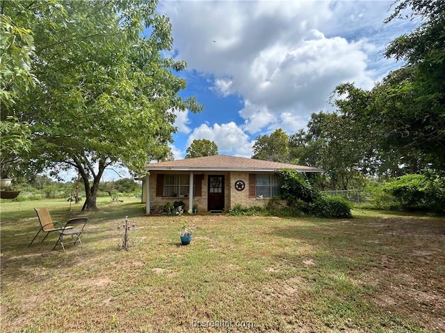 view of front of home featuring a front yard