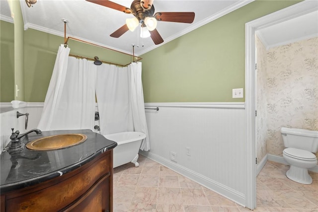 bathroom with a tub, ceiling fan, crown molding, toilet, and vanity