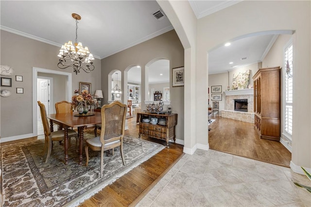 dining area with a chandelier, light hardwood / wood-style floors, and crown molding