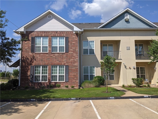 view of front of home featuring a front lawn