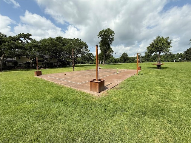601 E Collard St, Madisonville, TX 77864 - view of sport court with a yard