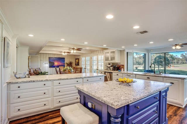 601 E Collard St, Madisonville, TX 77864 - kitchen with a peninsula, a sink, a ceiling fan, recessed lighting, and crown molding