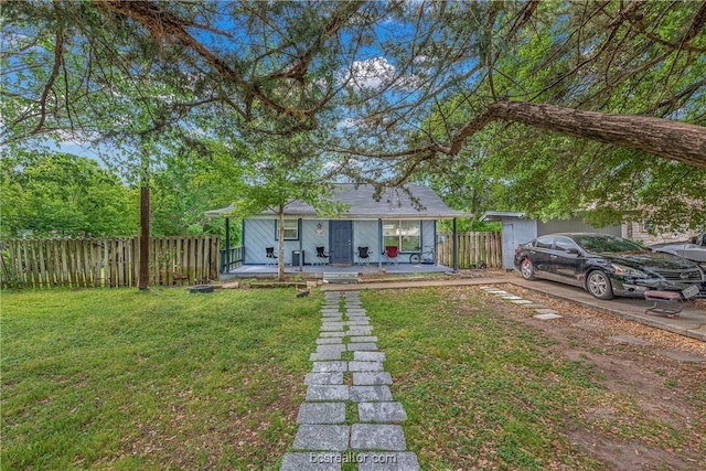 view of front of property featuring a front lawn