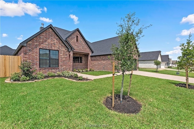 view of front of property featuring a front yard