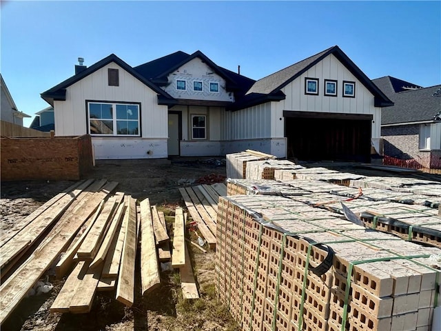 view of front facade featuring a garage