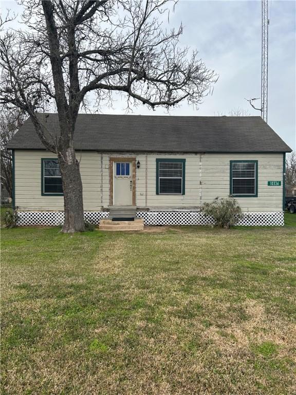 single story home with a front yard