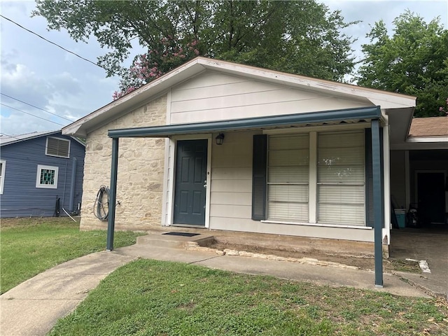 508 Victoria St, Navasota, TX 77868 - bungalow-style home with stone siding and a front lawn