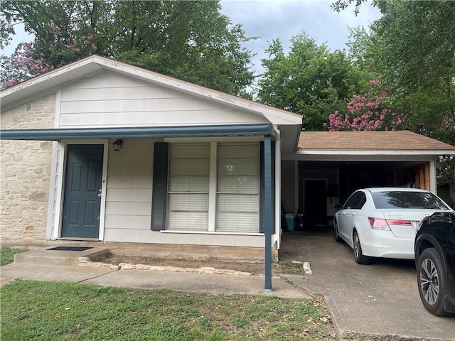 508 Victoria St, Navasota, TX 77868 - view of front facade featuring an attached carport and driveway