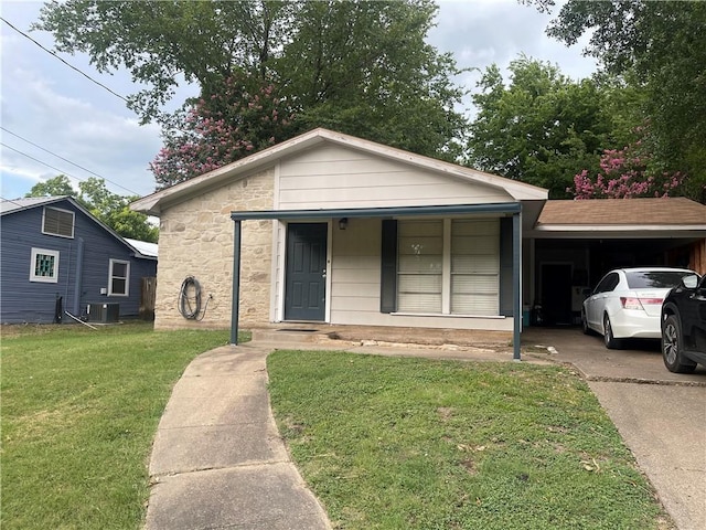508 Victoria St, Navasota, TX 77868 - view of front of property featuring a front lawn, a carport, driveway, and stone siding
