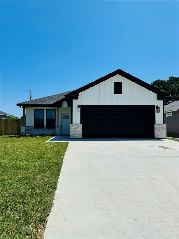 view of front of property featuring a garage and a front yard