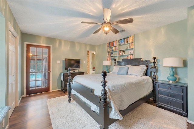 bedroom featuring a textured ceiling, hardwood / wood-style flooring, and ceiling fan