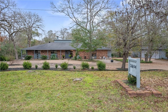 ranch-style home featuring a front lawn