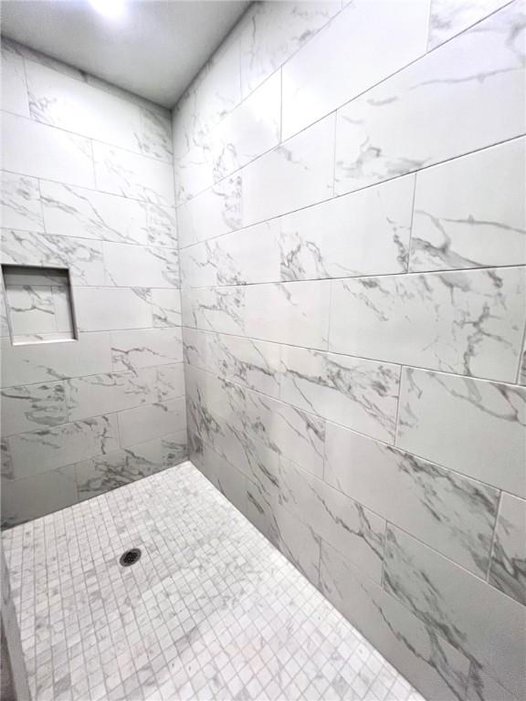 bathroom featuring a tile shower