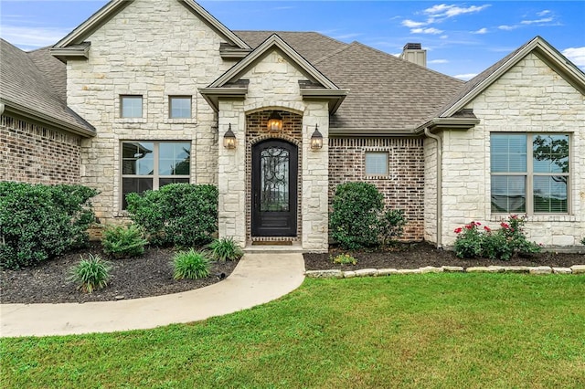 view of front facade with a front lawn